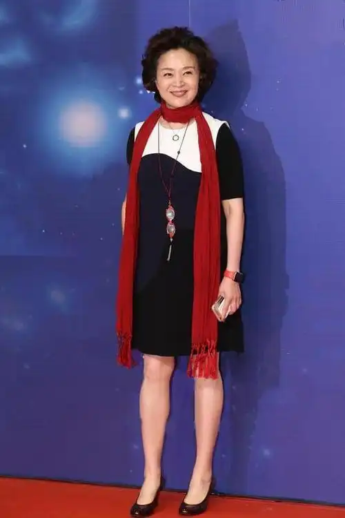 刘莉莉越老越时髦,黑白拼色裙大气又端庄,堪称奶奶辈穿搭教科书