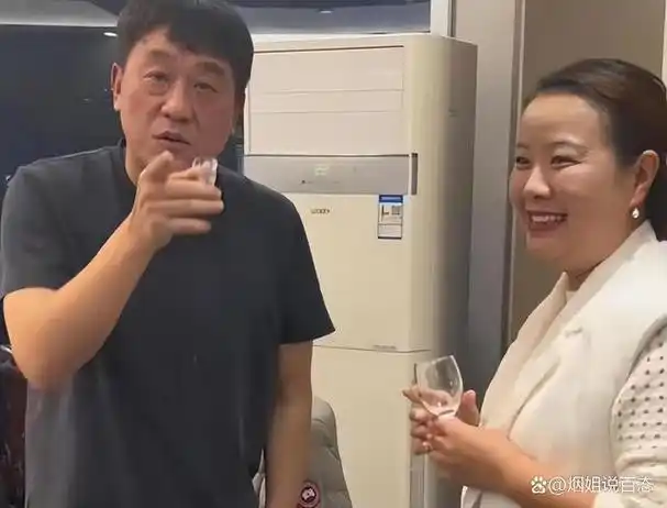 "老戏骨"何冰,一顿饭定下终身,娶"同桌的你"做老婆