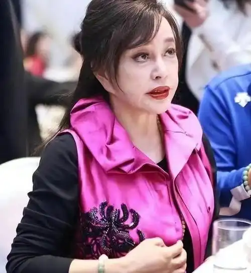 70岁刘晓庆红毯照曝光,面部断崖式衰老,引起网友热议__财经头条