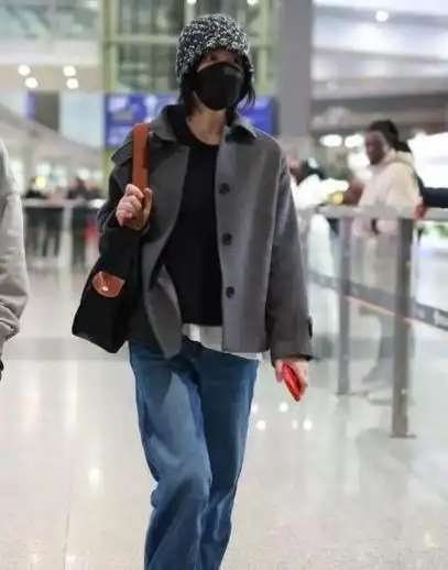 55岁王菲现身机场身材高挑气质出众难怪谢霆锋深深着迷