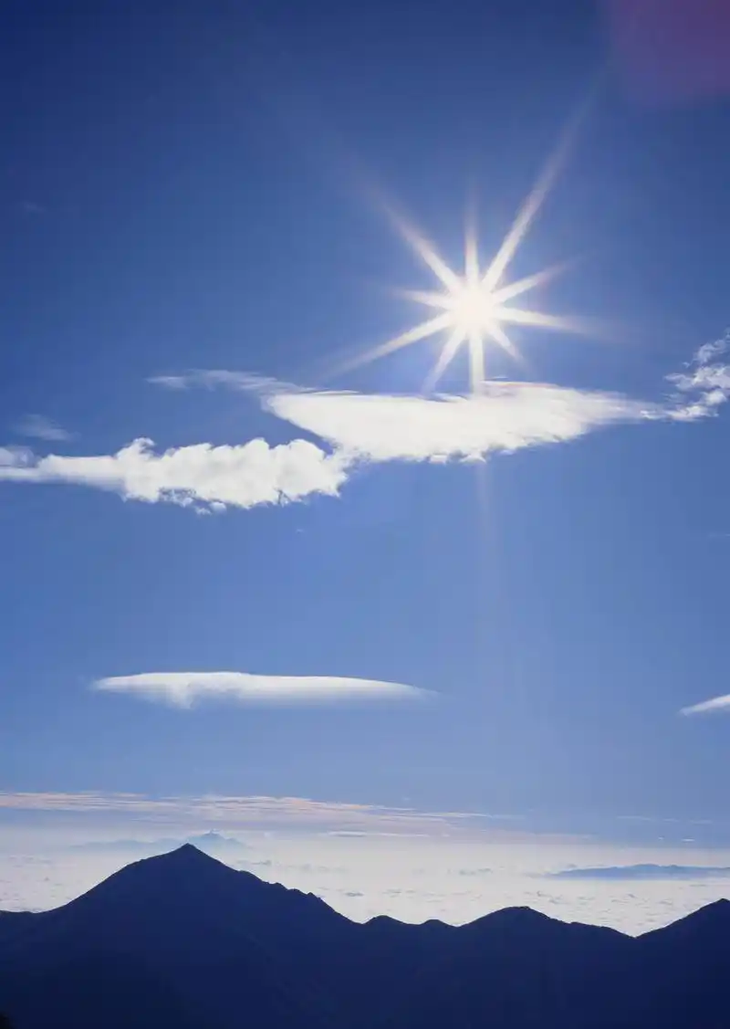 远处的白云形状长得可真漂亮,充满了朝气,处处都彰显生机