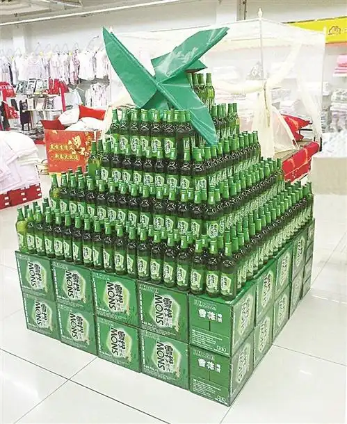 将绿色包装的啤酒集中堆放,并摆上风车造型,在炎炎夏日带来丝丝