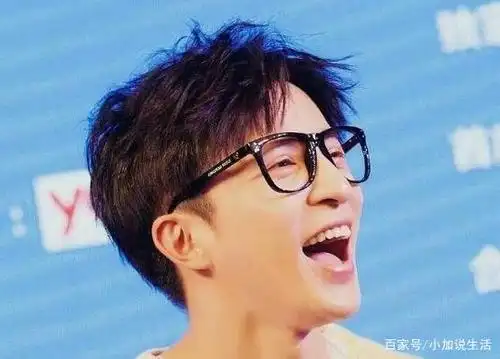 薛之谦的笑容拥有超强的感染力,给周围的人带去了无限快乐!