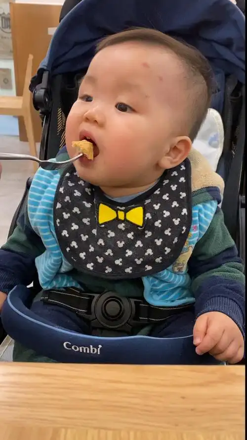 家有萌娃#贪吃小宝宝,每次看到有东西吃都要给他尝一口