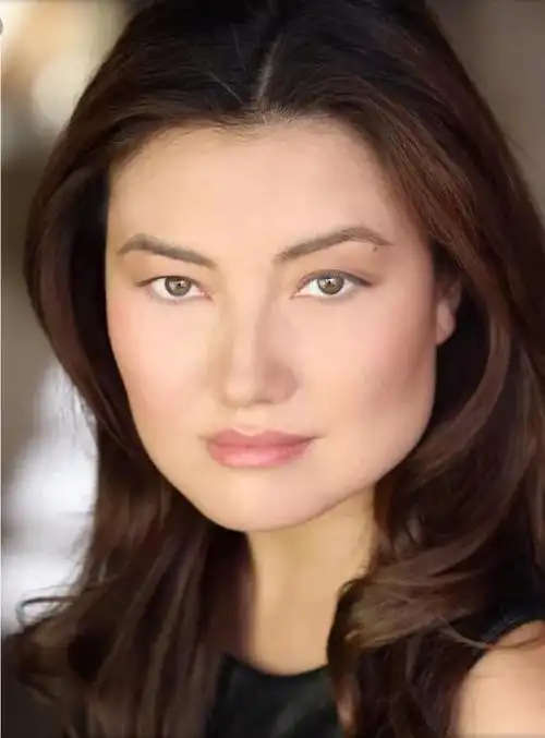 方形脸适合什么发型(方脸适合什么发型,妆容,配饰?