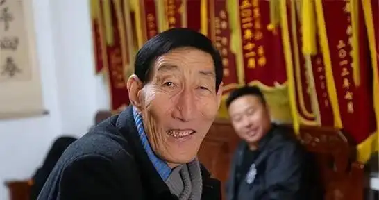 回顾中国第一巨人鲍喜顺不听医生忠告执意生娃如今儿子多高了