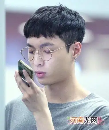 男士烫头小卷发型图片 男生烫发小卷