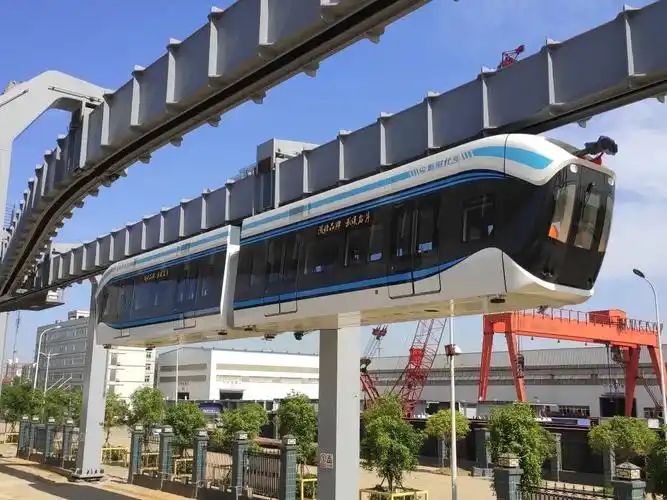 由钢铁或水泥立柱支撑在空中其轨道位于列车的上方是悬挂式单轨列车