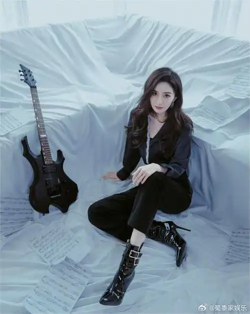 杨幂蕾丝睡衣大片## 杨幂最新睡衣造型图