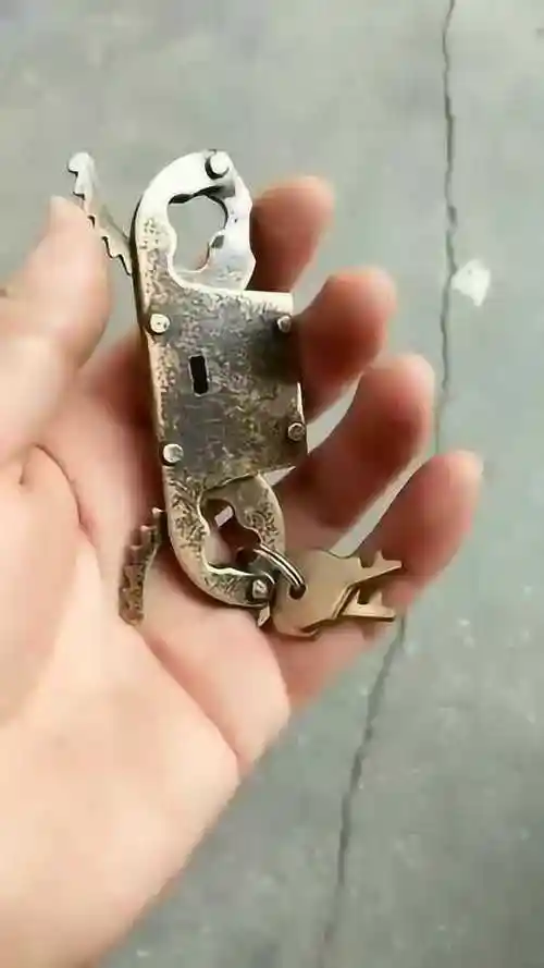 下乡收破烂收到了一个古代的手铐真是令我开眼了