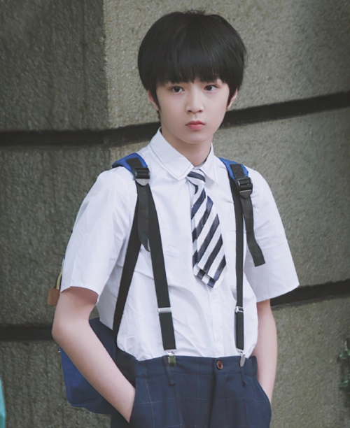 刘耀文公开毕业照,身高在同学中格外耀眼,素颜比精修惊艳_腾讯新闻