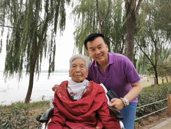 张泽群的55岁离世3年的父突如其来的儿瘫坐轮椅的母