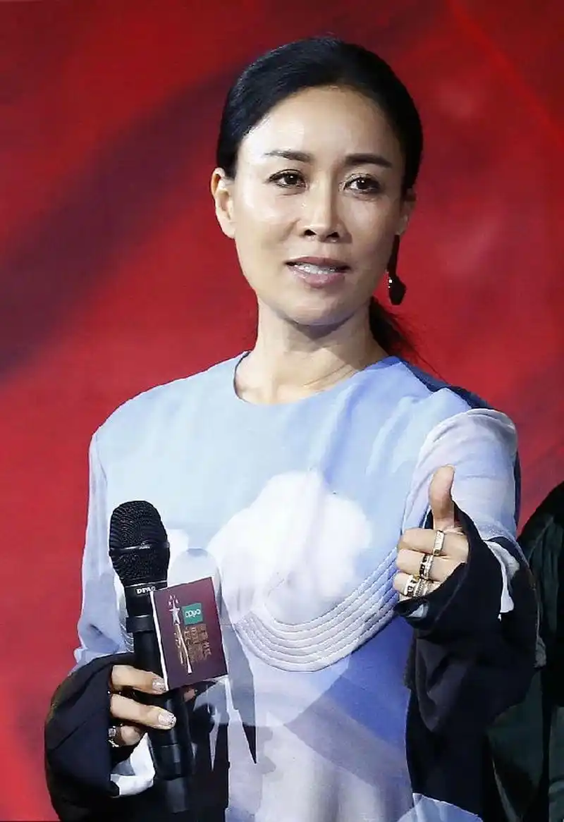 刘嘉玲和那英长的太像了,好像一对孪生姐妹,不过我还是比较欣赏那英