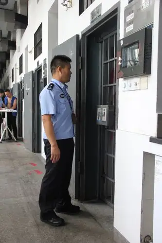 国庆记忆|这个与在押人员一起看阅兵的上海民警,为何对西藏彩车情有独