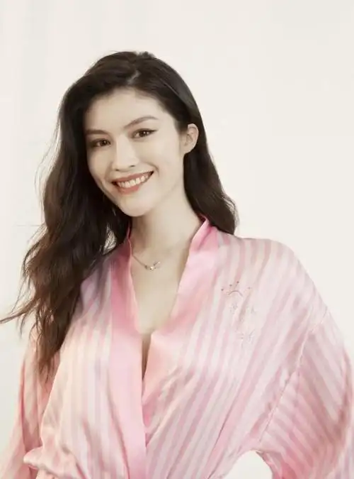 奚梦瑶七夕维密大片小腹平坦身材姣好,何穗肤若凝脂白到发光