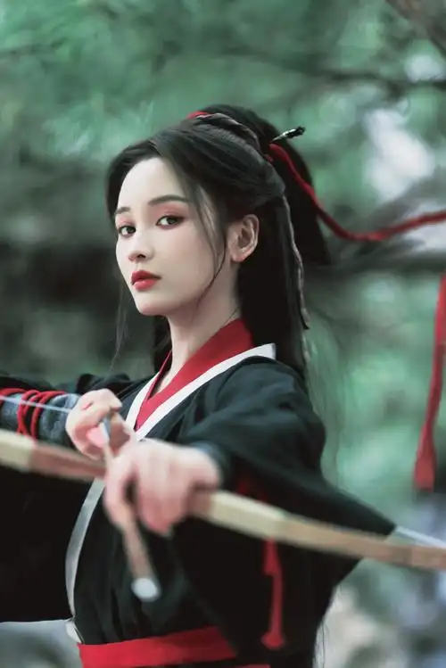 以一敌十还绰绰有余带着杀气和飒爽!给王一菲来个武侠打女的本子!