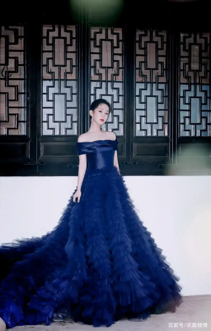 杨紫墨蓝色蛋糕裙一字肩礼服