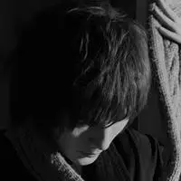 带着冷漠的受伤眼神_经典黑白忧伤帅哥头像