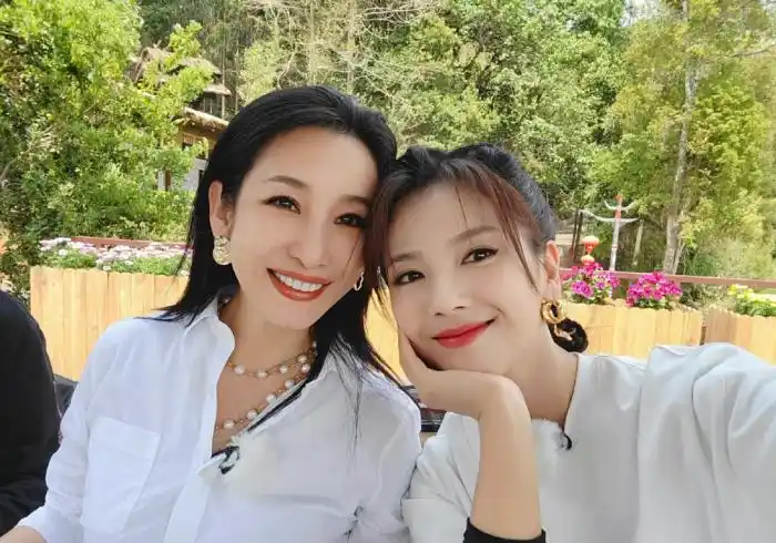 刘涛晒合影"妻子团"雨露均沾,其中一张暴露了小心机_影讯 - 影乐酷