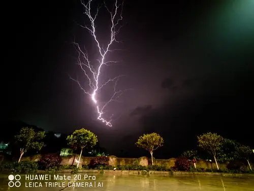 使用华为拍的闪电,运气真好.