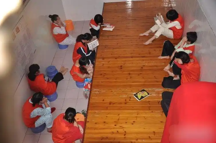 看守所里的生活是怎样的