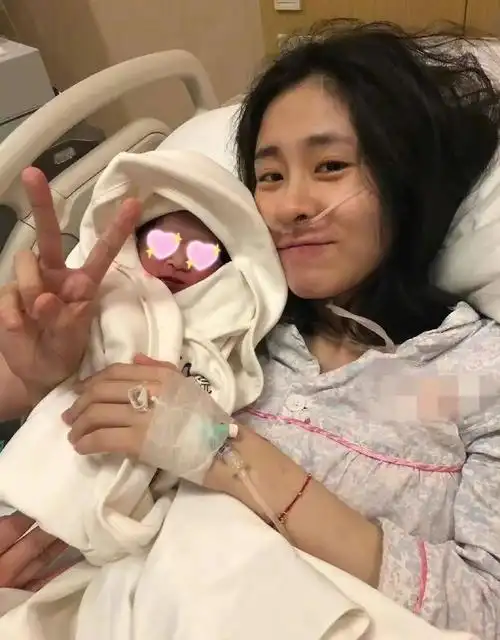 张碧晨陷代孕风波好友晒她孕照力证躺在病床上的张碧晨很虚弱
