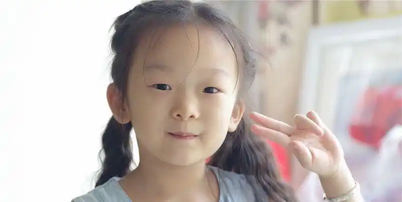 父母高颜值孩子却像爷爷,小眼睛让人无奈,哪些部位会隔代遗传?