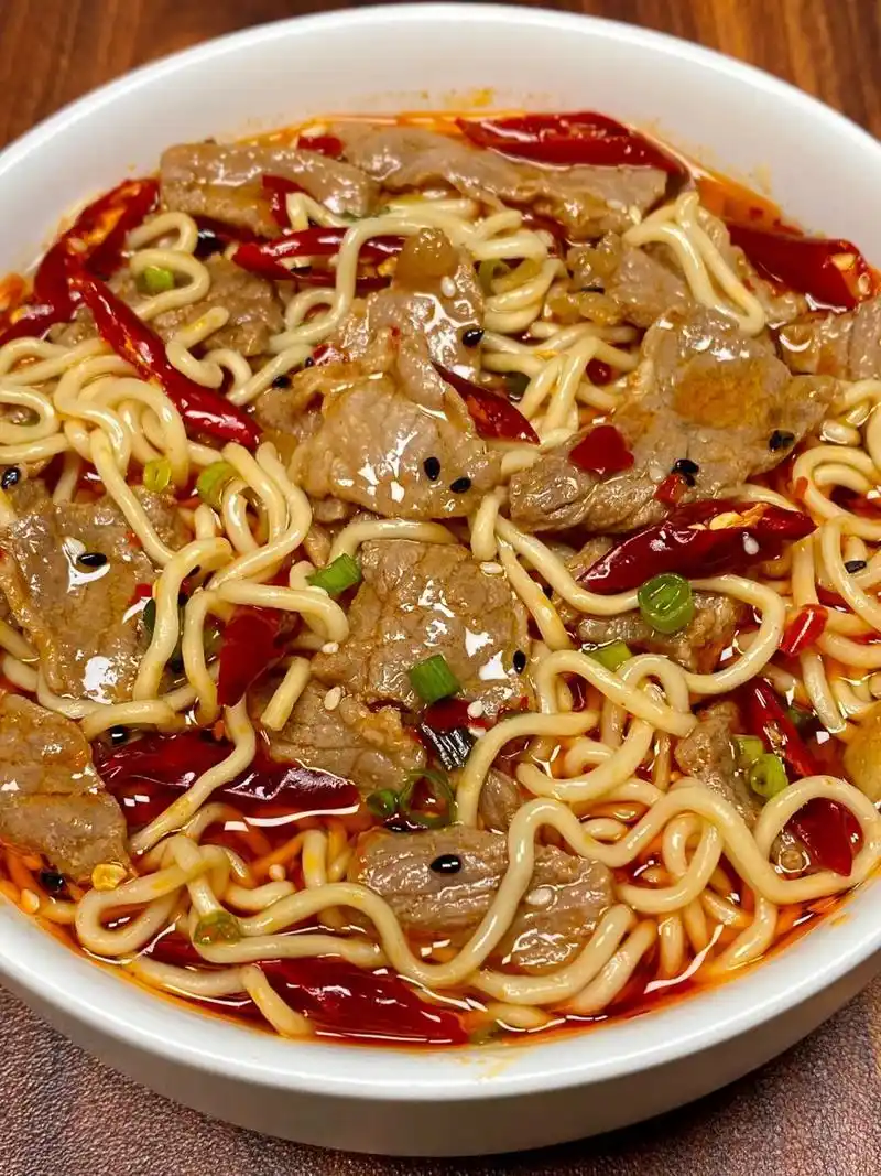 再发一次,今天在家做了这个香辣牛肉面![赞r]真的香辣过瘾!