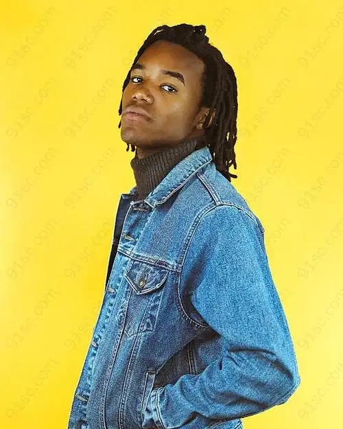 非洲辫子头黑人青年图片人物速写_人物速写_人物图库_高清摄影_91素材