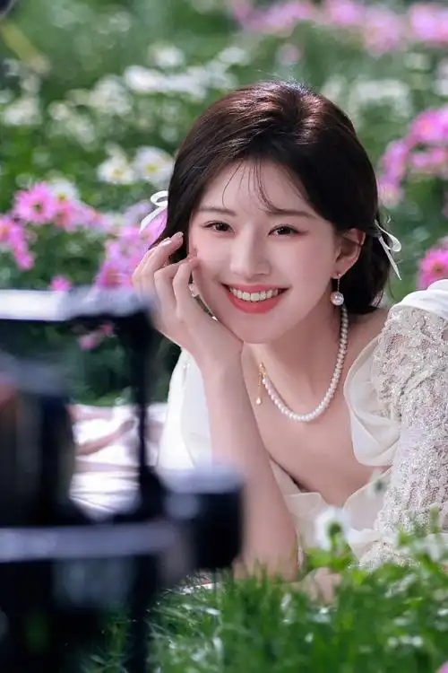 照##赵露思珍珠公主#赵露思六一营业照送达白色蕾丝公主裙珍珠配饰