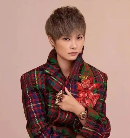 回顾李宇春以中性造型出名后男婚女嫁成了父母的心病