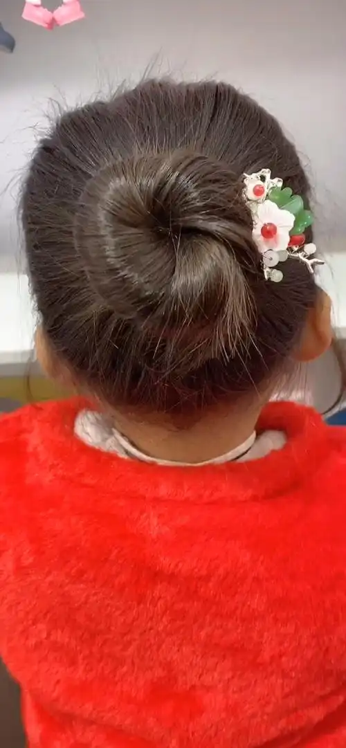 教你快速给孩子扎丸子头