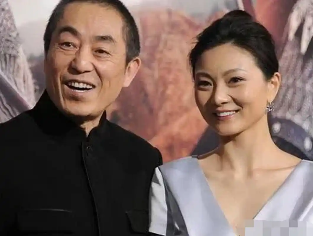 2001年,19岁的嫩模王海珍和51岁的张艺谋一起去国外工作,工作后两人一