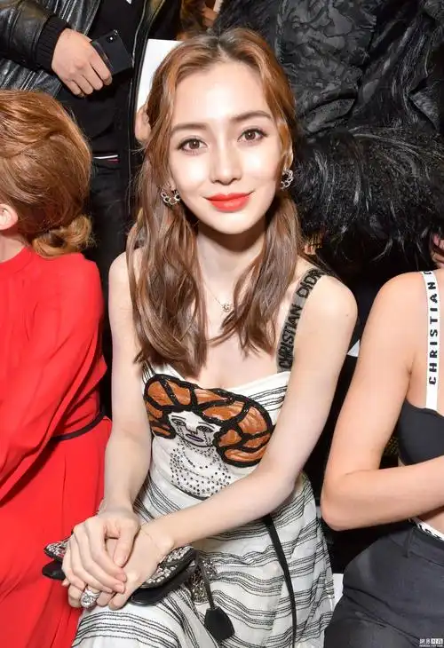 baby巴黎时装周被狂种草 摩登长裙演绎不输秀场模特|baby|dior|巴黎