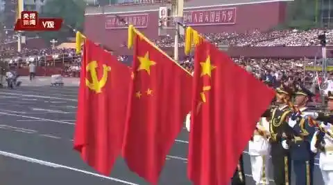 党旗国旗军旗首次在阅兵式中同时通过天安门