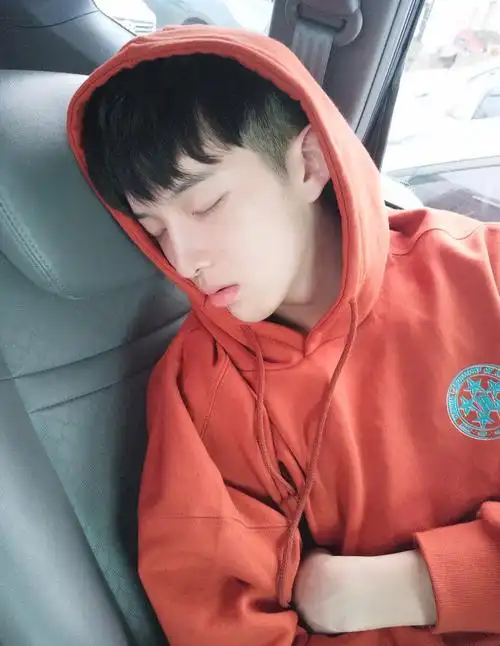 长相小奶狗,身材小狼狗的男生,你不得不服.