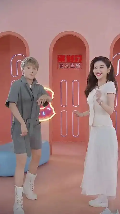 景甜跟刘雨昕直播学跳舞穿白色裙装显身材32岁依旧少女感十足