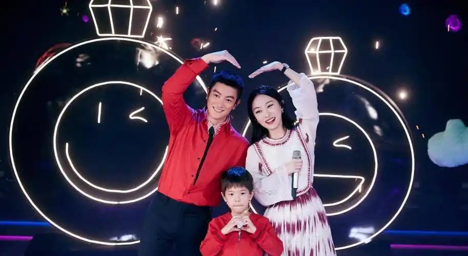 杜江霍思燕携嗯哼同台晒幸福,喜庆红衣穿出酷帅感,新年氛围浓郁_模样