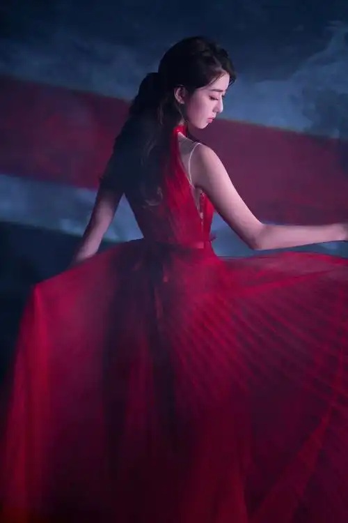 白与红,纯与欲,虚与实,李凯馨在一首歌内展现了演员的多种可能.