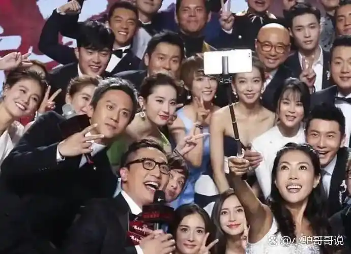 刘亦菲,杨幂,邓超!这么多大明星!那么问题来了,拿自拍杆的美女是谁?