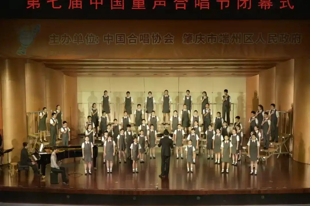 深圳中学金钟少年合唱团《我爱你中国》在闭幕式音乐会结束之前,熟悉