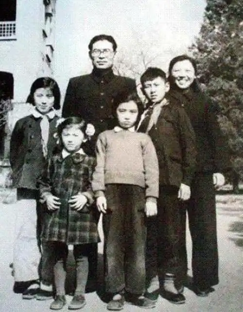 高岗离世后后代子女生活如何小女儿成为博士