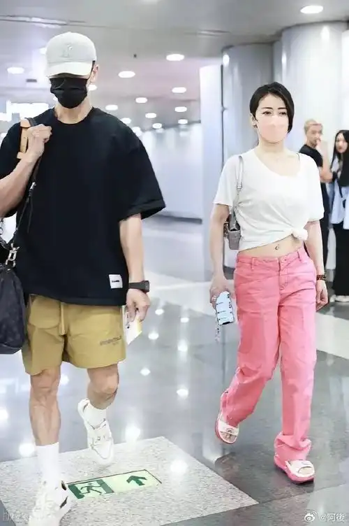 其实她比秦岚聪明多了,找了个小自己9岁的鲜肉老公,有了爱情的滋润,显