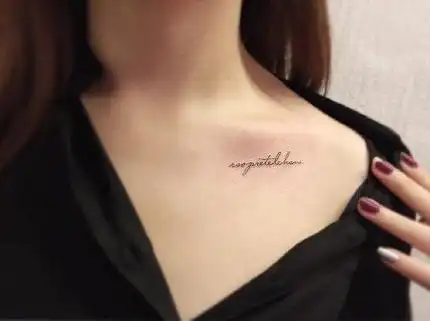 美女锁骨简单好看的英文字母纹身图案