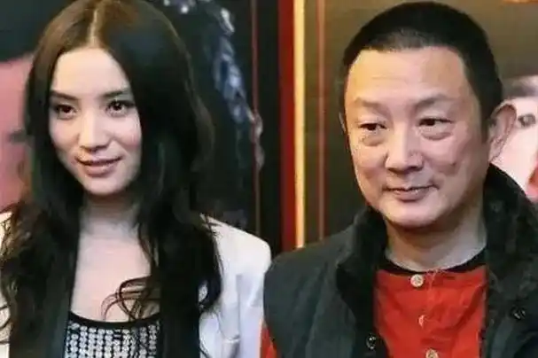 宋佳:因前途放弃陈龙,因婚姻放弃张黎,现在与黄少峰长厢厮守