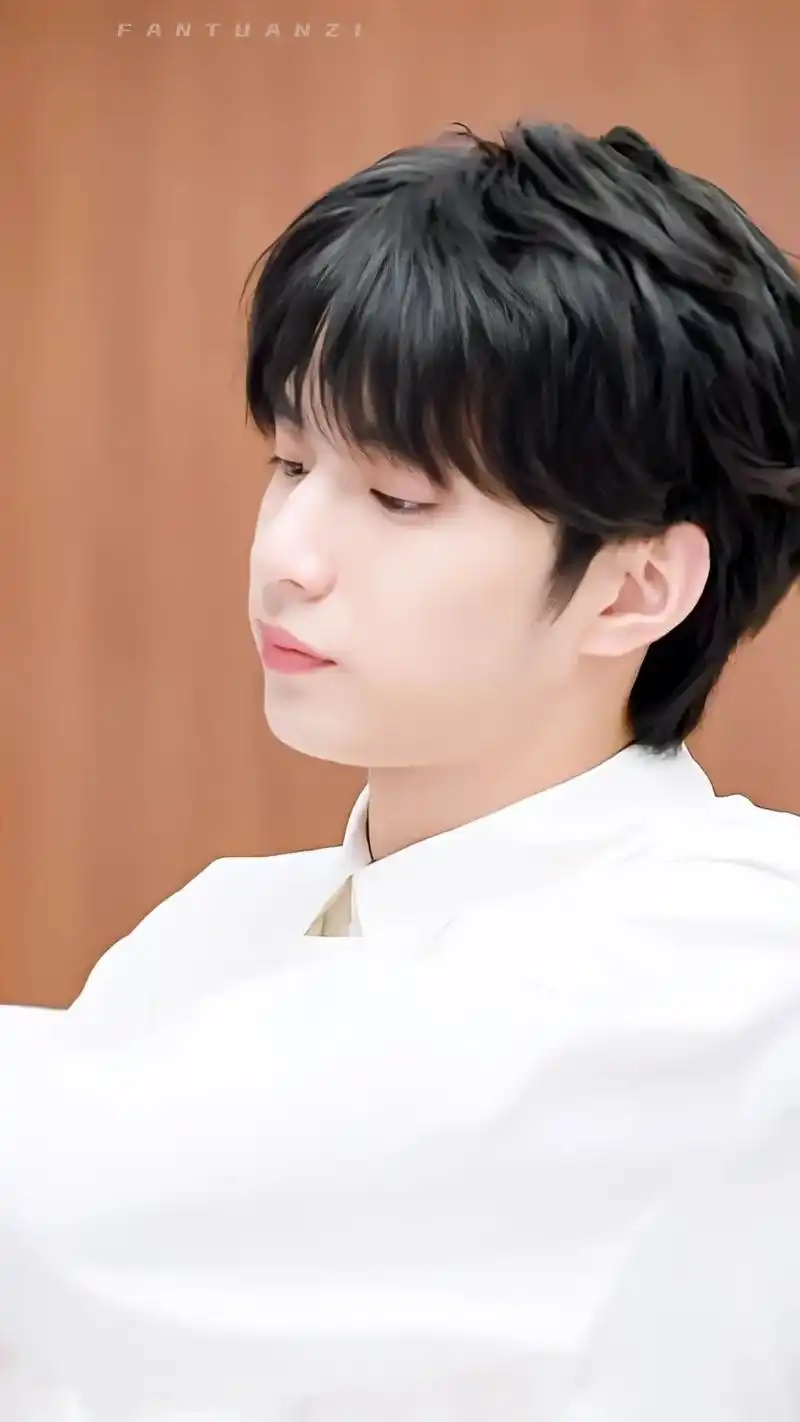 猜猜第一张是谁?可可爱的臭屁芽芽9497#宋亚轩 @dou  - 抖音