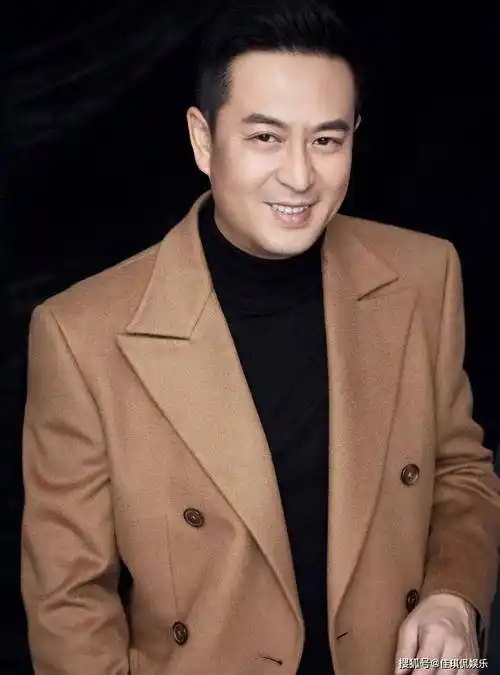 张嘉译最新照片曝光,头发斑白,弓腰驼背,病痛让他须倚人搀扶!