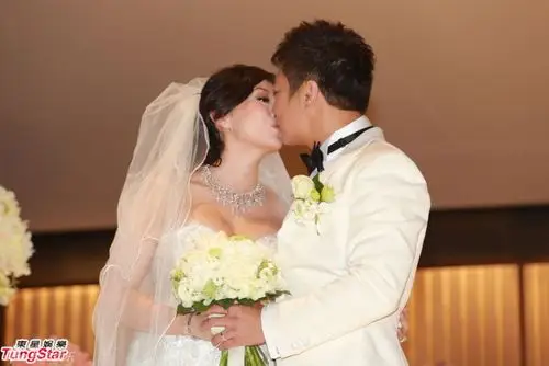 钱嘉乐汤盈盈大婚 新娘巨乳大肚与新郎热吻(图)