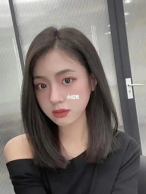 高冷范儿超a中长发,一刀切很酷,搭配上同款漫画刘海,发型刘海搭配