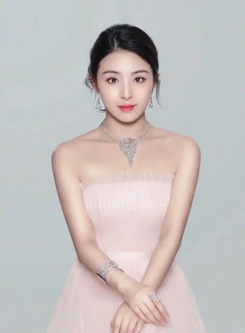 张含韵:岁月轻抚,依旧甜美如初  张含韵,如同那个永远保持酸甜味道的